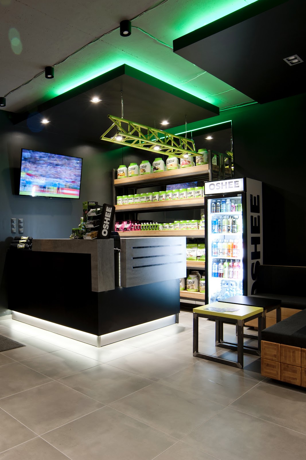 Recepcja Trim Fitness z napojami i suplementami